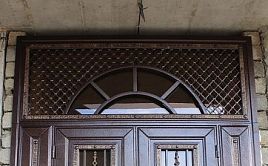 Монтаж верхней фрамуги входной двери