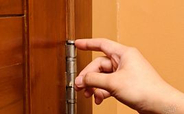 Регулировка петель межкомнатной двери